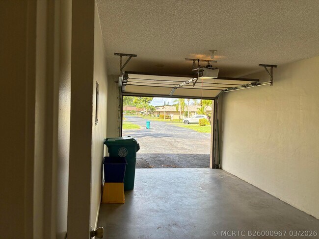Building Photo - 1628 Palmland Dr