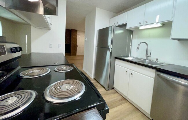 Building Photo - RENOVATED 2BD/1BA MILLWOOD APARTMENT | A/C | COVERED PARKING | PET FRIENDLY | AVAIL APRIL 15, 2026