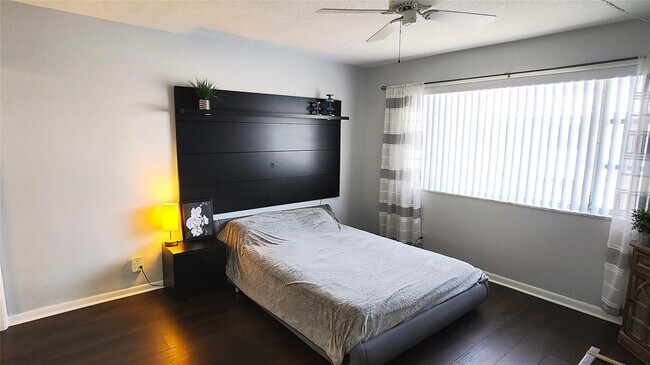 Building Photo - 412 S Cypress Rd