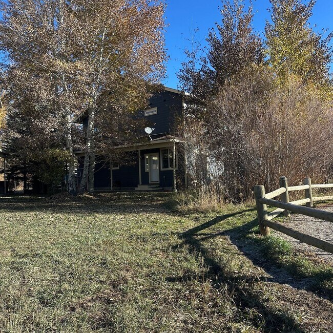 Building Photo - Spacious  3 bedroom 2.5 bathroom townhouse