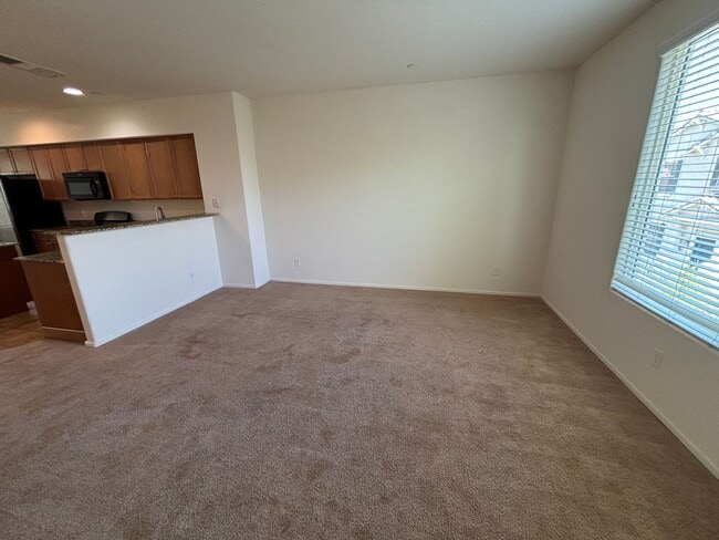 Building Photo - GUARD GATED 3 BED 2.5 BATH 2 CAR GARAGE TOWNHOUSE w/ 3 FLOORS