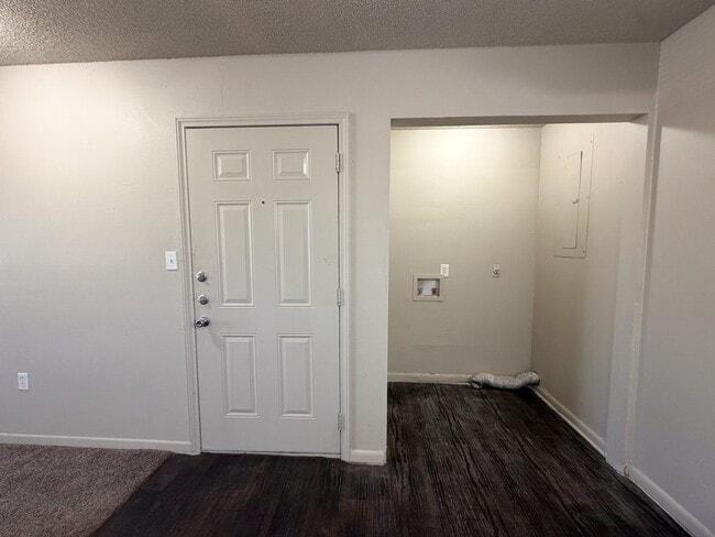 Building Photo - Willow Court Apartments, Unit 204 - 2 Bedroom, 1 Bathroom Apartment Home in Mexia, TX!