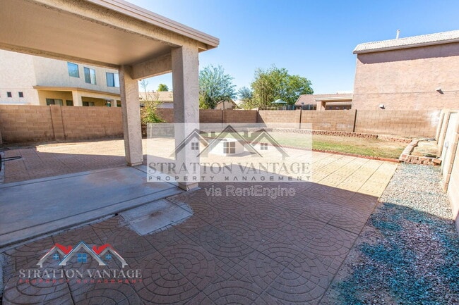 Building Photo - 484 E Cheyenne Rd