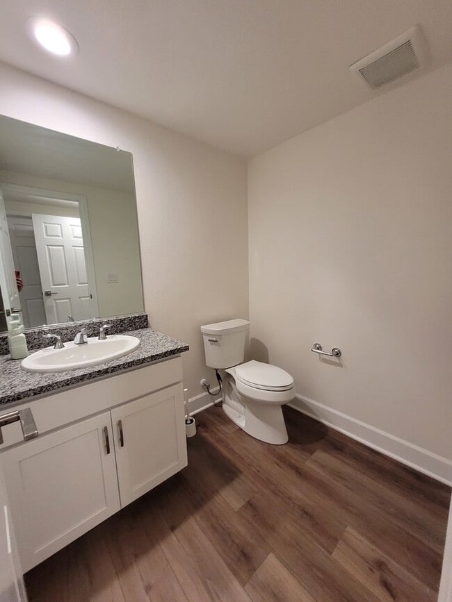 Building Photo - 820 Promenade Dr