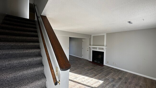 Building Photo - 4605 Grandview Ct