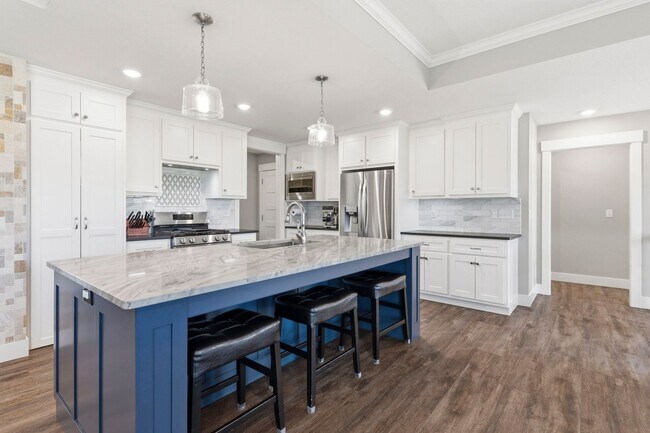 Building Photo - Stunning 6 Bed, 3 Bath Heritage Hills Home | 3-Car Garage | Walk-Out Basement