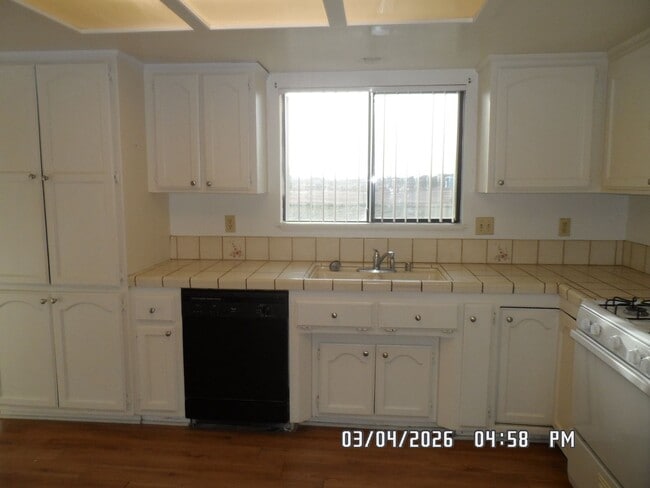 Building Photo - 3 Bedrooms, 1.75 Bathrooms, 2 Car Garage, Fully Fenced, Central Air & Heat, Large Lot, Wood Flooring