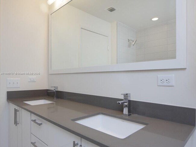 Building Photo - 999 SW 1st Ave