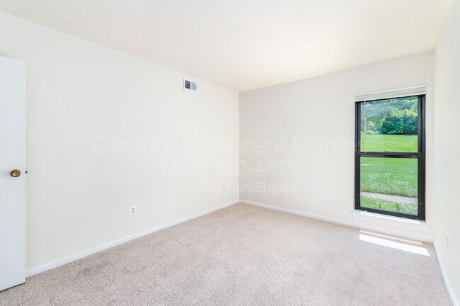 Building Photo - 5805 Royal Ridge Dr