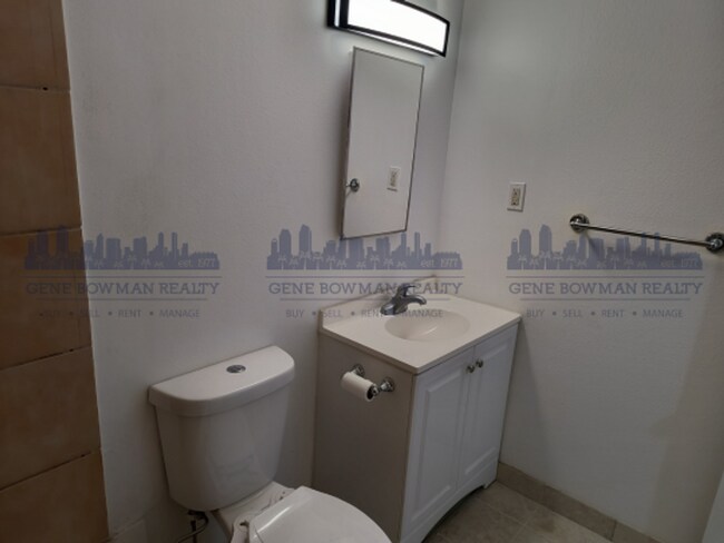 Building Photo - Charming 4-bedroom, 2-bathroom home located in the heart of San Diego