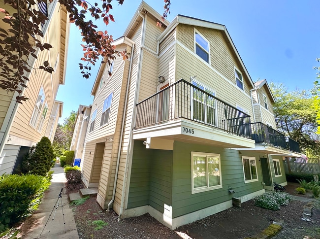 Building Photo - Spacious 3bed/3.5bath Townhome in West Sea...