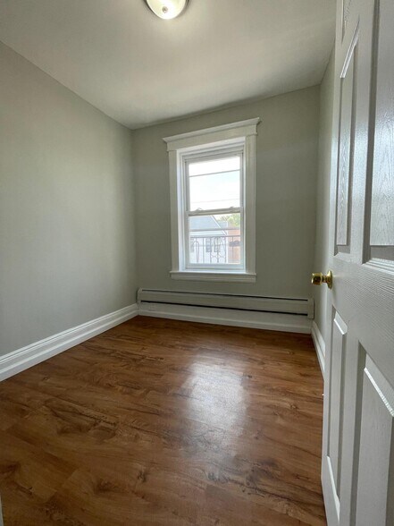 184 Garfield Ave 8 - 180 Garfield Ave