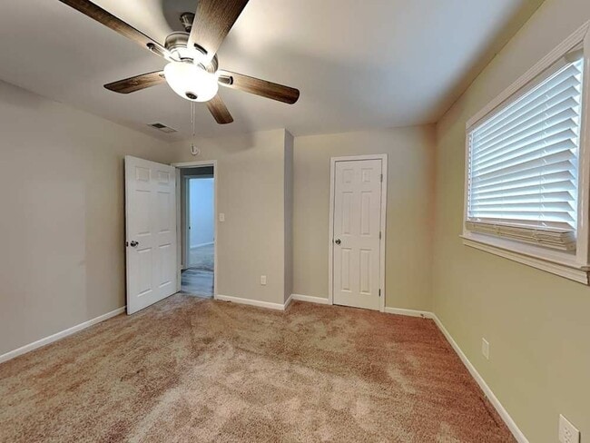 Building Photo - 415 Plainville Dr SW