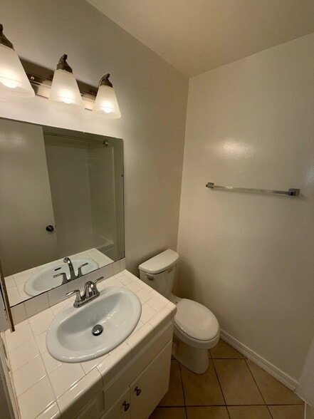 Building Photo - 10760 Rose Ave