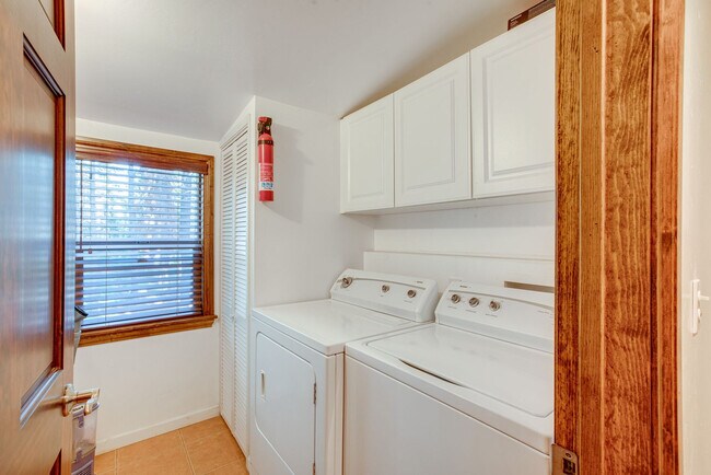 Building Photo - 932 Kiowa Dr