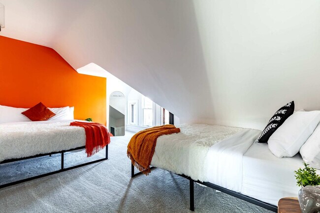 Building Photo - 313 W 4th Ave