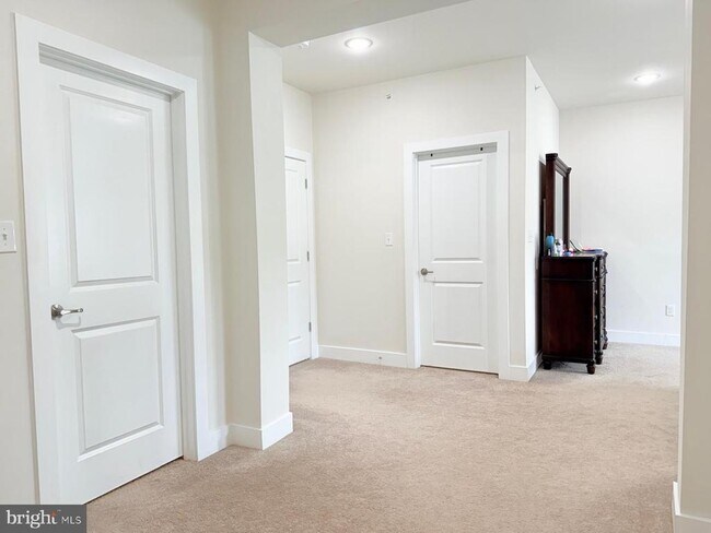 Building Photo - 161 Livingston Ln