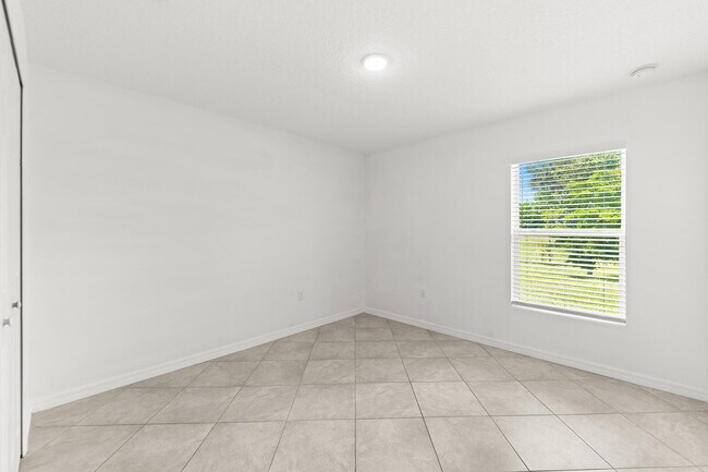 Building Photo - 566 SW Grove Ave