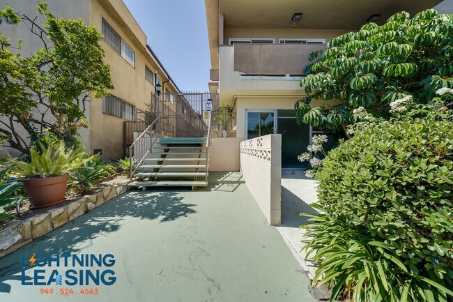 Building Photo - 17348 Burbank Blvd
