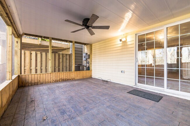 Building Photo - Well maintained 3-level 3Bd/2 full & 2 half bath TH in the sought-after Burke Centre!