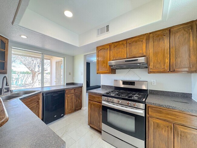 Building Photo - East El Paso 5bed/3Bath Refrig A/C with 2 Master Suites!