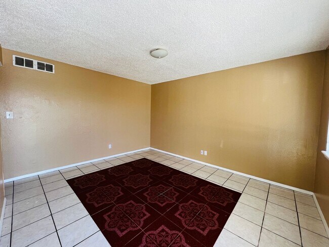 Building Photo - 1402 S Espina St