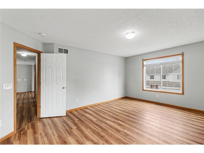 Building Photo - 130 River Woods Dr W