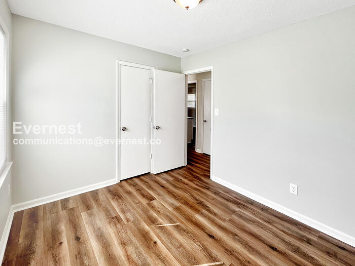 Building Photo - 425 Shallowood Ln