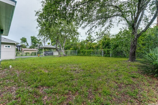 Building Photo - 423 Channing Ave