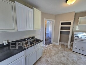 Building Photo - 437 1/2 Riehl Street