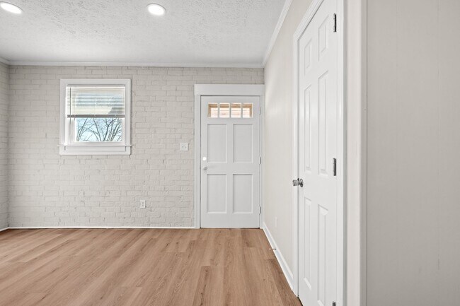 Building Photo - 5009 Oxford St