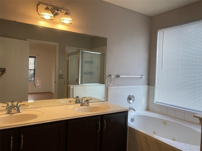 Building Photo - 15004 Antique Finish Dr