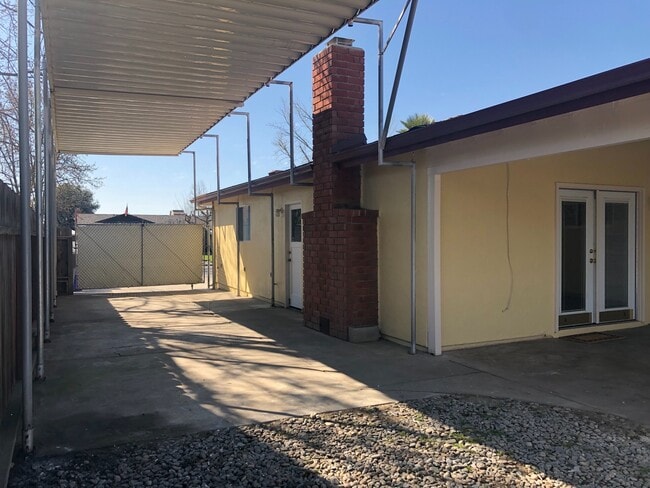 Building Photo - 3 bd, 2 ba, with in-ground pool & covered RV parking