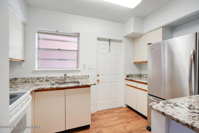 Building Photo - 401 Monroe Ave