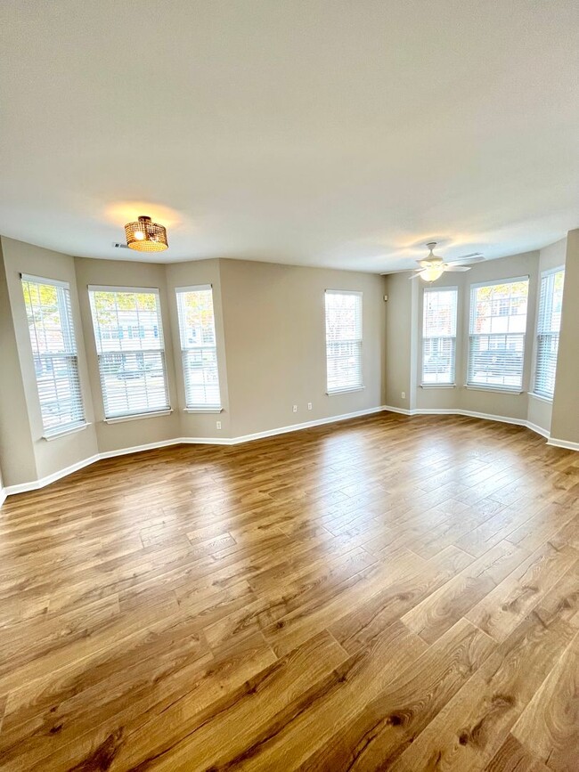 Building Photo - Newly Renovated 3 Bed, 2.5 bathroom Townhome