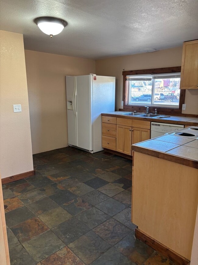 Building Photo - 4 Bedroom with East Gallatin in the backyard