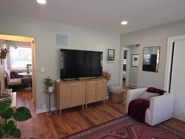 Building Photo - Updated Tosa 2 bedroom townhouse