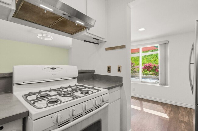 Building Photo - Modern 3BR Townhome | Garage + Driveway Parking | Yard | Pool | Pet Friendly | Move-In Ready