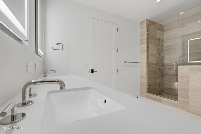 Building Photo - 4849 N Camelback Rdg Dr