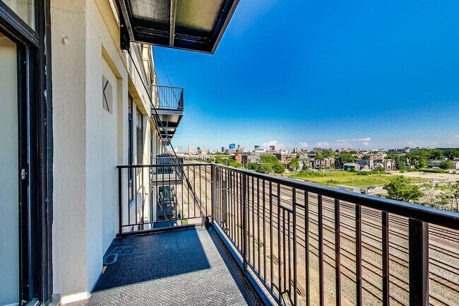 Building Photo - SW CORNER 2 BED / 2 BATH CONDO IN UNIVERSI...