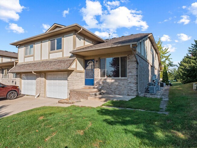 Building Photo - 2 Bed / 2 Bath Sterling Heights Townhome -...