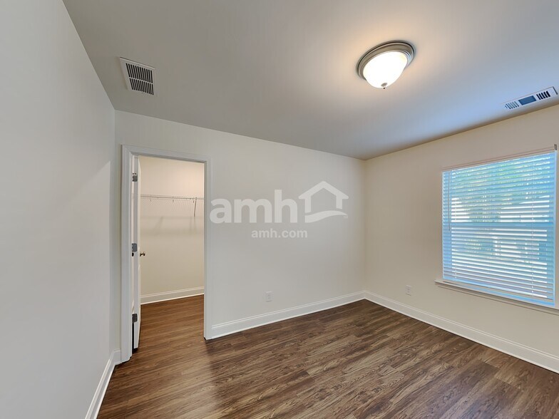 Building Photo - 7062 Creeksong Dr