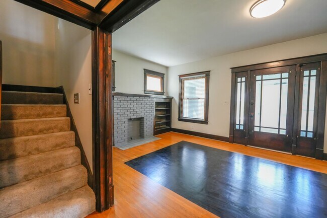 Building Photo - Check out this gem in Schnitzelburg!!