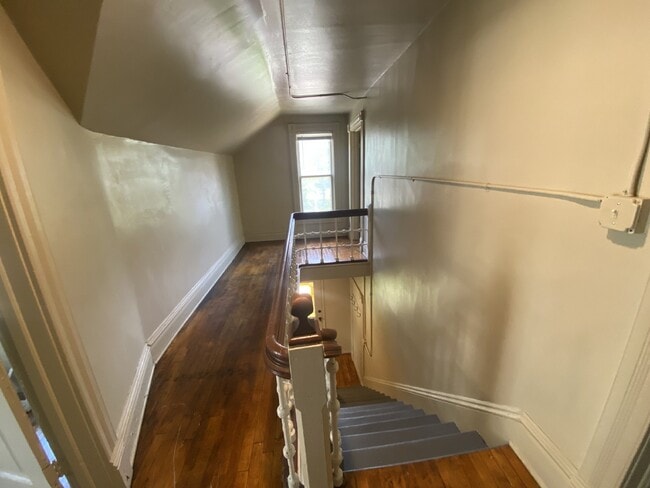 Building Photo - 3 Bed 1 Bath very close to UWEC available June 1st.