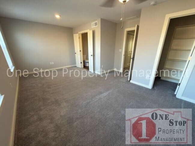 Building Photo - 3 Bedroom / 2.5 Bathroom Townhome in Louisburg, KS!