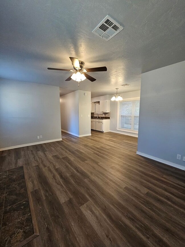 Building Photo - (3) Bed/(1.5) Bath in Noble Avail NOW!