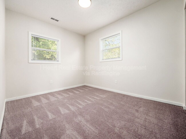 Building Photo - 878 1/2 Sullivant Avenue