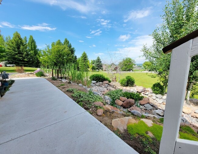 Building Photo - Beautiful, Custom Home in Comore Loma on 2 Acre Lot!  4 Beds, 3 Baths by Real Property Management