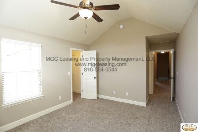 Building Photo - Modern Townhome with Designer Kitchen and ...