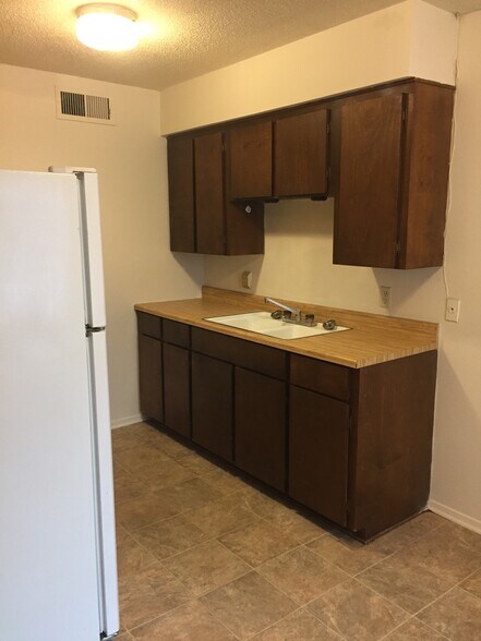 Building Photo - 404 S Industrial St